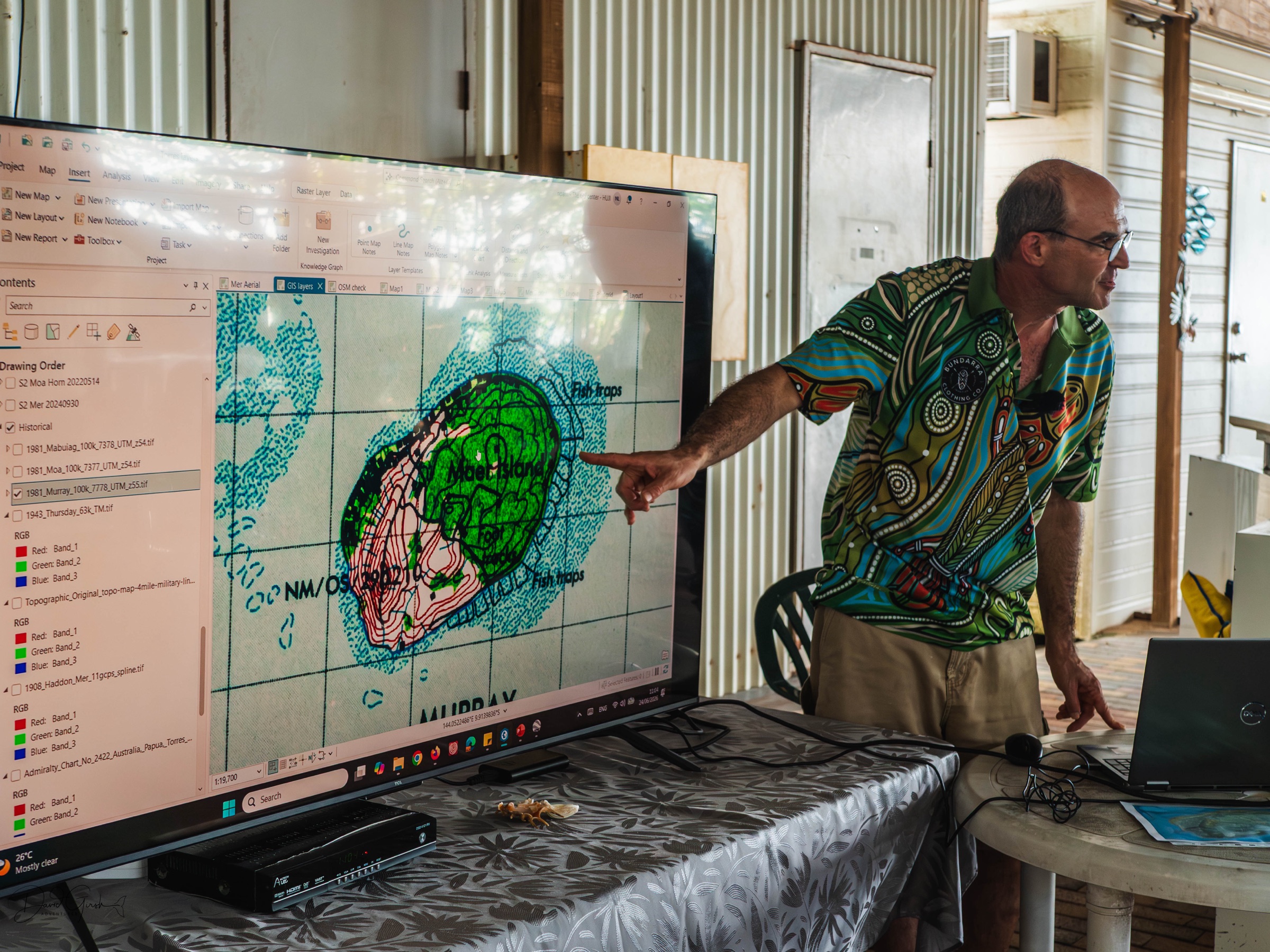 Mapping the island and its fish traps on screen, Mer Island