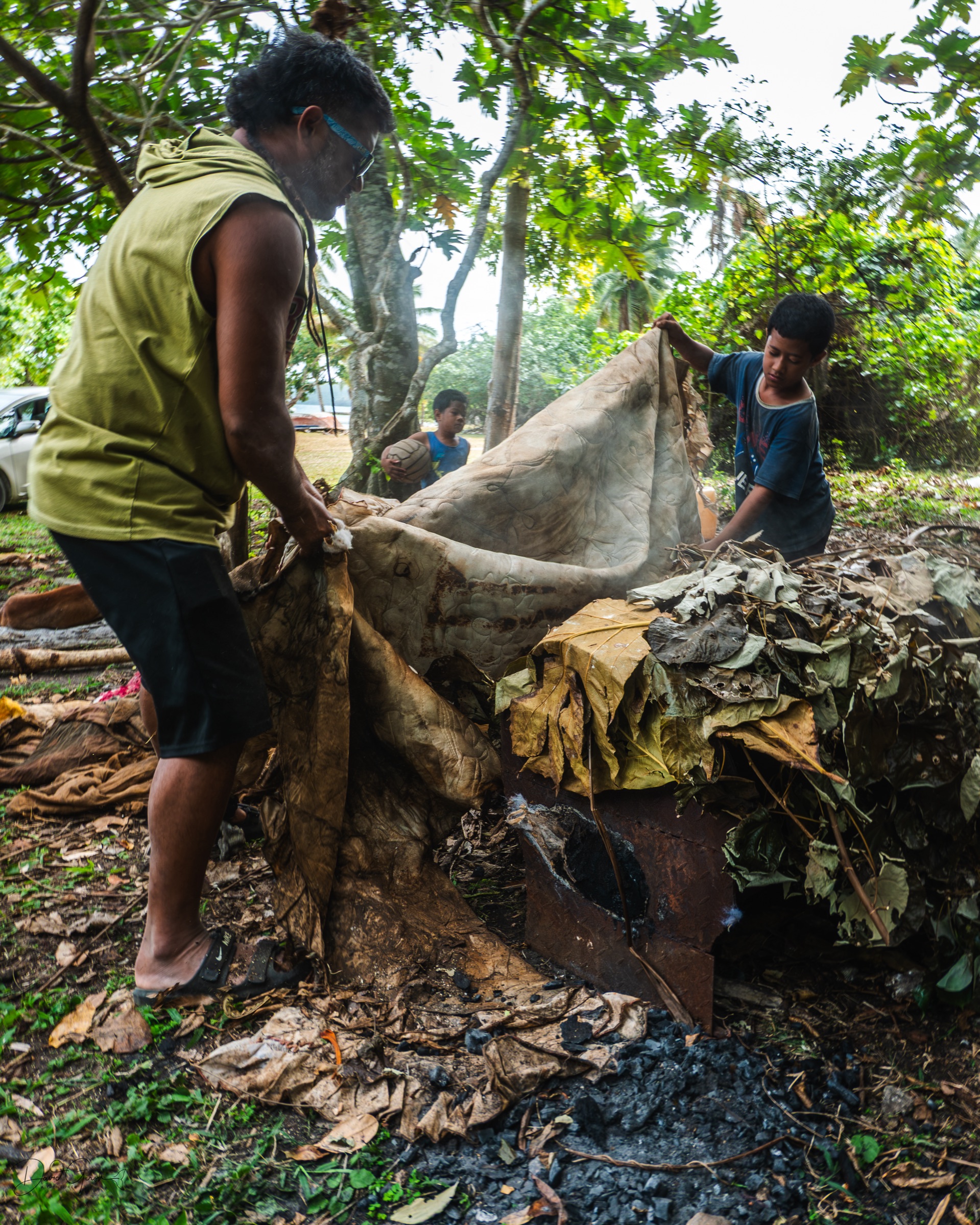 Preparing an umu earth oven, Vava'u Tonga