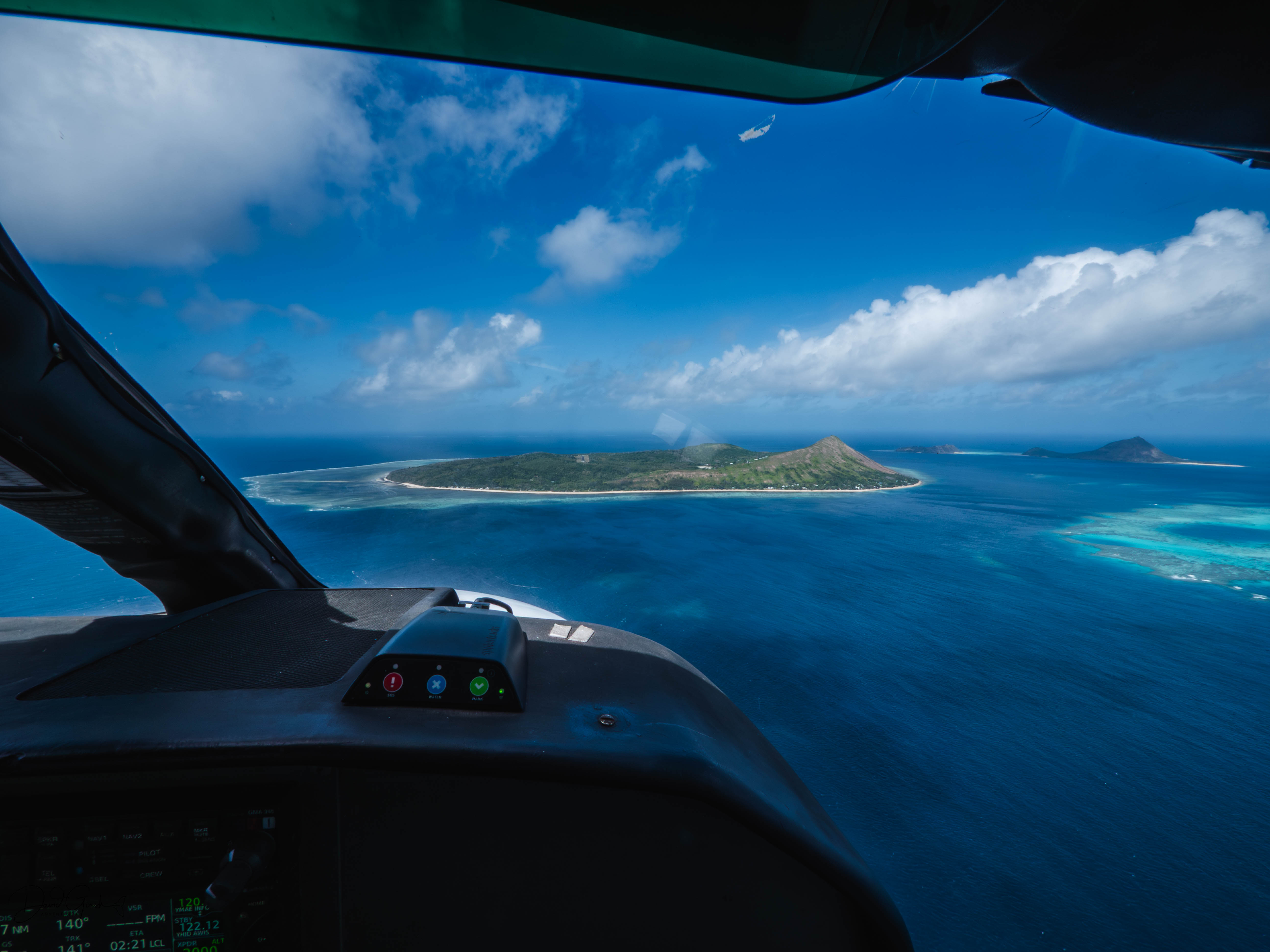 Aerial approach to Mer Island from the plane