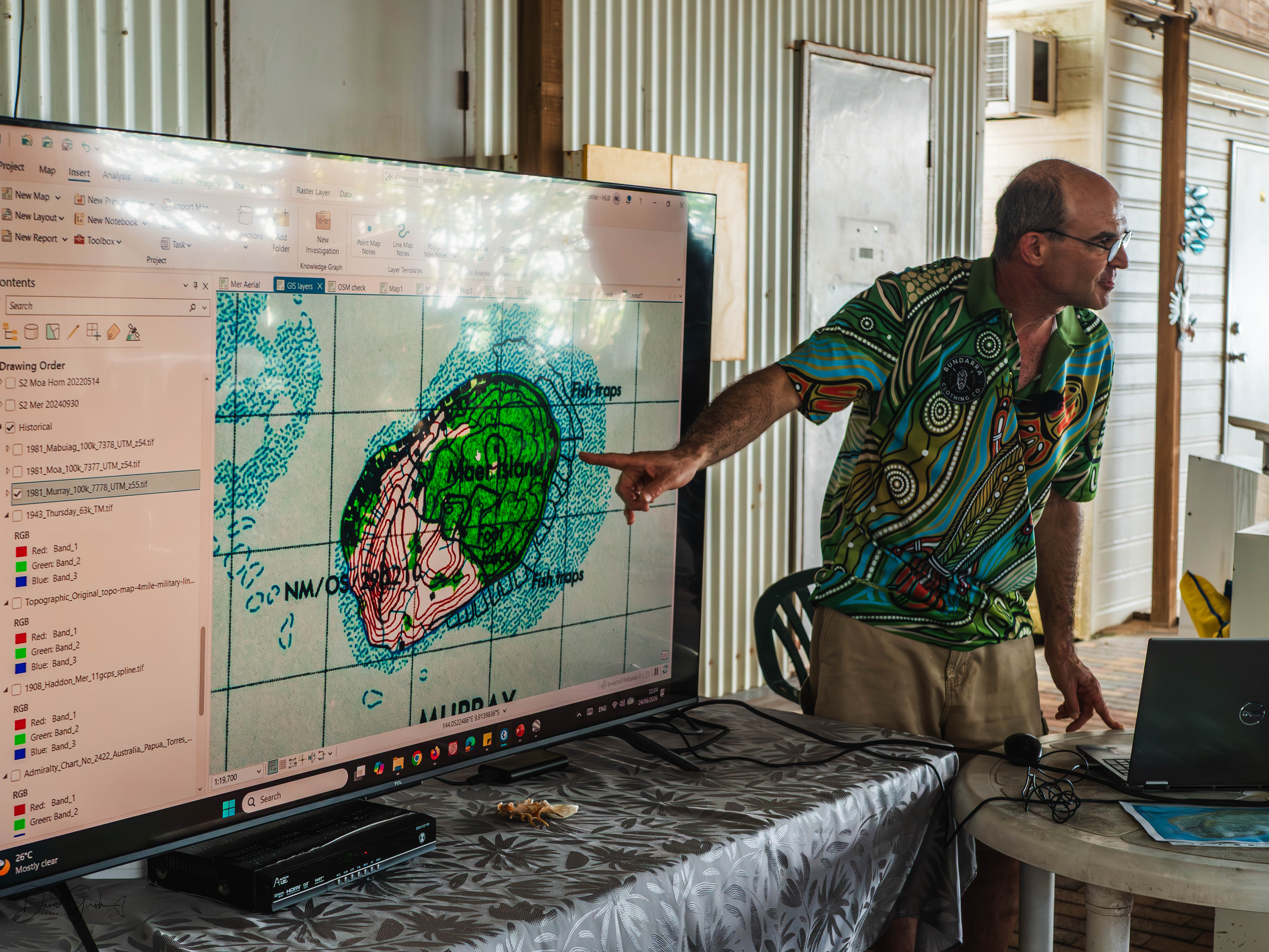 Mapping the island and its fish traps on screen
